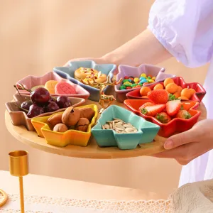 Piatto per snack di frutta secca di Natale in ceramica colorata con vassoio e cervo.