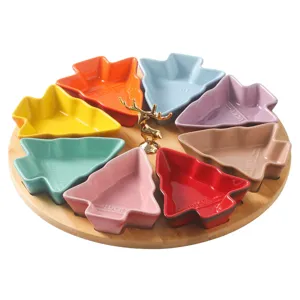Set di ciotole natalizie in ceramica colorata con vassoio in legno e decoro cervo d'oro.