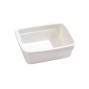 Detalle de fuente de horno rectangular de ceramica blanca, esmalte liso, seguro.