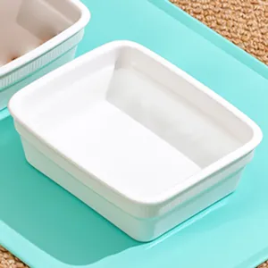 Detalle de bandeja de horno rectangular de ceramica blanca, utensilio de cocina.