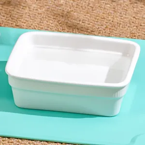 Bol de horno rectangular de ceramica blanca, bandeja resistente para cocina domestica.