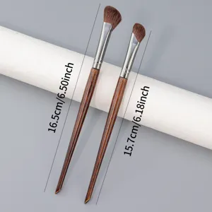 Vue détaillée de deux pinceaux de maquillage biseautés avec manches en bois et mesures.