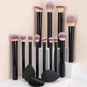Professionele 12-delige make-up penselen set met zwarte handvatten en roze haren voor gezicht.