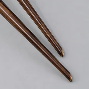 Vue en gros plan détaillée du pinceau de maquillage biseauté pour le contour et le nez.