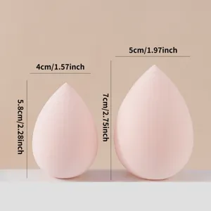 Detalle en primer plano de esponjas de maquillaje con dimensiones precisas para base perfecta.