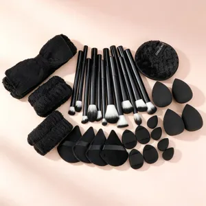 Complexe set van 32 make-upkwasten met cosmetische sponzen en een zachte haarband.