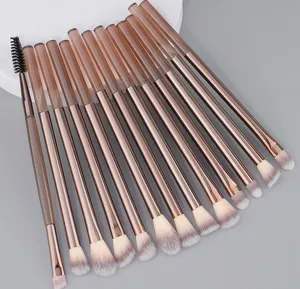 Vista dettagliata del set di 13 pennelli da trucco professionali con setole morbide.