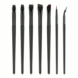 Detail met een set van 7 professionele zwarte make-upkwasten inclusief wenkbrauw- en eyeliners.