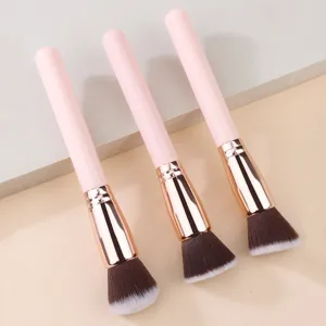 Brocha de maquillaje rosa portátil para base, colorete y aplicación de contorno.