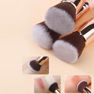 Set de brochas de maquillaje profesionales con virola de oro rosa y cerdas suaves para difuminar.