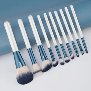 10-delige make-up borstelset met witte handvatten en zachte blauwe verloopborstelharen.