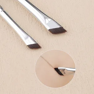 Feine schräge Eyeliner-Pinsel Detailaufnahme, präzises Make-up Werkzeug Nahaufnahme.