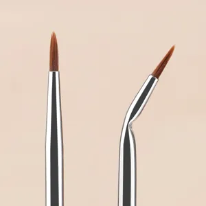 Primer plano detallado de pincel de maquillaje fino con virola metálica para líneas precisas.