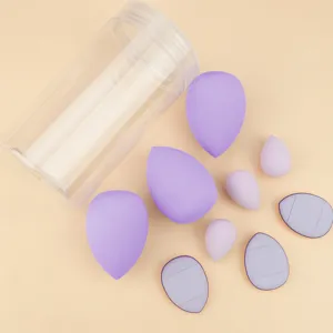 Vue détaillée de l'ensemble d'éponges de maquillage violettes avec un rangement transparent.