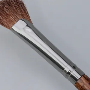 Vue détail du pinceau de maquillage en poil de cheval avec ferrule en métal et manche en bois.