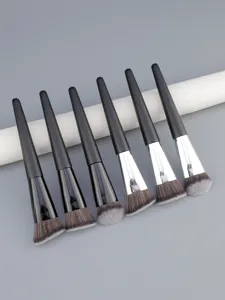 Gedetailleerd overzicht van professionele platte schuine make-upkwasten met zachte haren.
