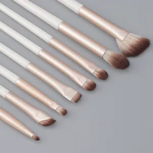 Detailopname van de 8-delige precisie oogmake-up kwastenset met strakke witte handvatten.