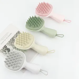 Cepillo de masaje para el cuero cabelludo de goma suave con mango y cordón para el baño.