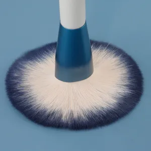 Professionele grote poeder make-up kwast met zachte kleurovergang haren voor een egale look.