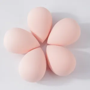 Vista detallada de grandes esponjas de maquillaje en forma de gota y suaves esponjas cosméticas.