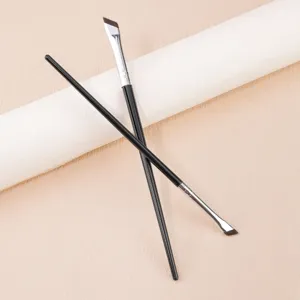 Nahaufnahme von feinen abgeschrägten Eyeliner- und Augenbrauenpinsel mit schwarzem Griff.
