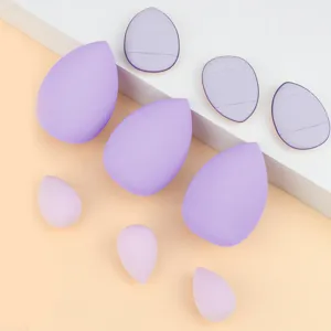 Vue détaillée de l'ensemble d'éponges de maquillage violettes avec mini-houppes douces.