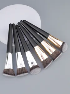 Professionele make-up kwastenset met zachte haren en zwarte handvatten voor een vlekkeloze basis.