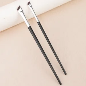Detailaufnahme von 2 Stueck ultrafeinen abgeschraegten Eyeliner- und Augenbrauenpinseln.