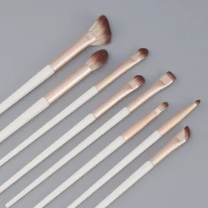8-delige precise oogmake-up penselenset met schuine eyeliner- en wenkbrauwkwast voor gebruik.