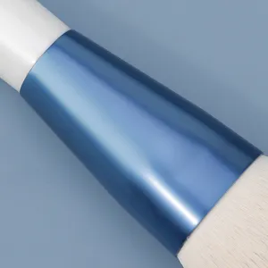 Gedetailleerde close-up van make-up kwast met blauwe metalen huls en zachte witte haren.