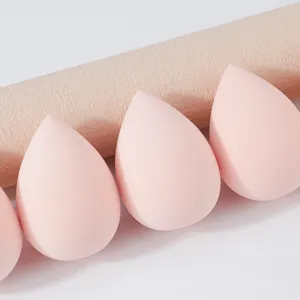 Vista detallada de esponjas de maquillaje rosas en forma de gota, esponjas cosméticas sin látex.