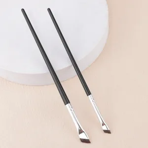 Detaillierte Aufnahme von zwei feinen Schrägpinsel Eyeliner Pinsel mit schwarzen Griffen.