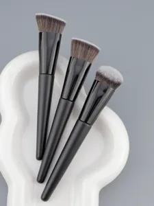 Professionele make-up penselen set met zachte haren voor een vlekkeloze foundation applicatie.