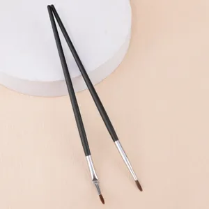 Pincel delineador angular fino para maquillaje de ojos preciso y detalles finos.