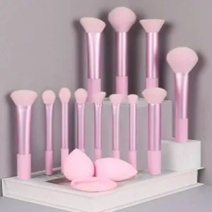 12-delige roze make-up kwast set met make-upsponzen voor foundation en poeder.