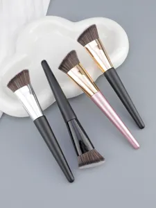 Detailopname van make-up kwastenset met schuine en platte hoofden en metalen ferrules.