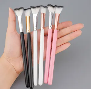 Pennello trucco a V per contouring naso e illuminante, setole morbide, strumento professionale.
