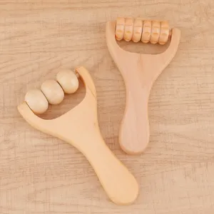 Utensile da massaggio manuale in legno con rullo per il rilassamento di collo e corpo.