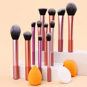 12-delige make-up kwastenset met lange metallisch roze handvatten, poeder- en foundationkwasten.