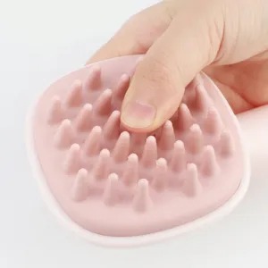 Primer plano detallado de cepillo de masaje para cuero cabelludo de silicona suave con púas flexibles.