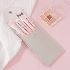 Set di pennelli trucco rosa con setole morbide e custodia per l'applicazione cosmetica.