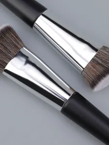 Detailopname van een professionele platte make-up foundationkwast met zachte haren.