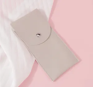 Vista dettagliata della elegante custodia per pennelli da trucco in ecopelle beige.