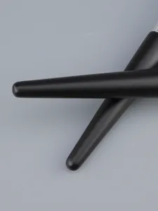 Professionele make-upkwast met zwarte handgreep, glad mat ontwerp voor nauwkeurig aanbrengen.