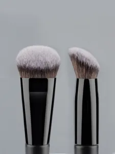 Gedetailleerd uitzicht van platte en schuine make-up penseelharen met zachte synthetische vezels.