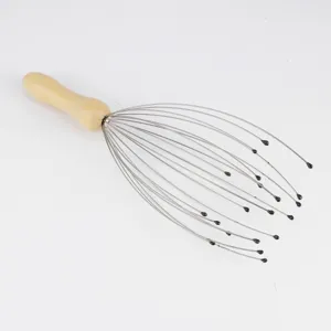 Masseur de tete en bois avec fils metalliques detail gros plan des embouts ronds lisses.