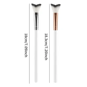 Pennello trucco a forma di coda di pesce V contour highlighter con manico bianco.