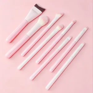 Set di 8 pennelli da trucco rosa professionali con setole morbide per un trucco viso impeccabile.