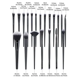 Gedetailleerd overzicht van de afmetingen van de zwarte make-up kwasten set duidelijk.