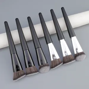 Professionele brede platte schuine make-up kwast set voor naadloze vloeibare foundation applicatie.